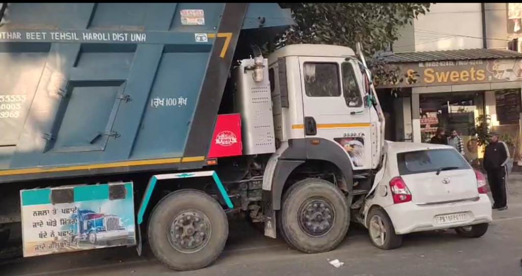 ट्रक और कार की भिड़ंत में एक की मौत 4 घायल